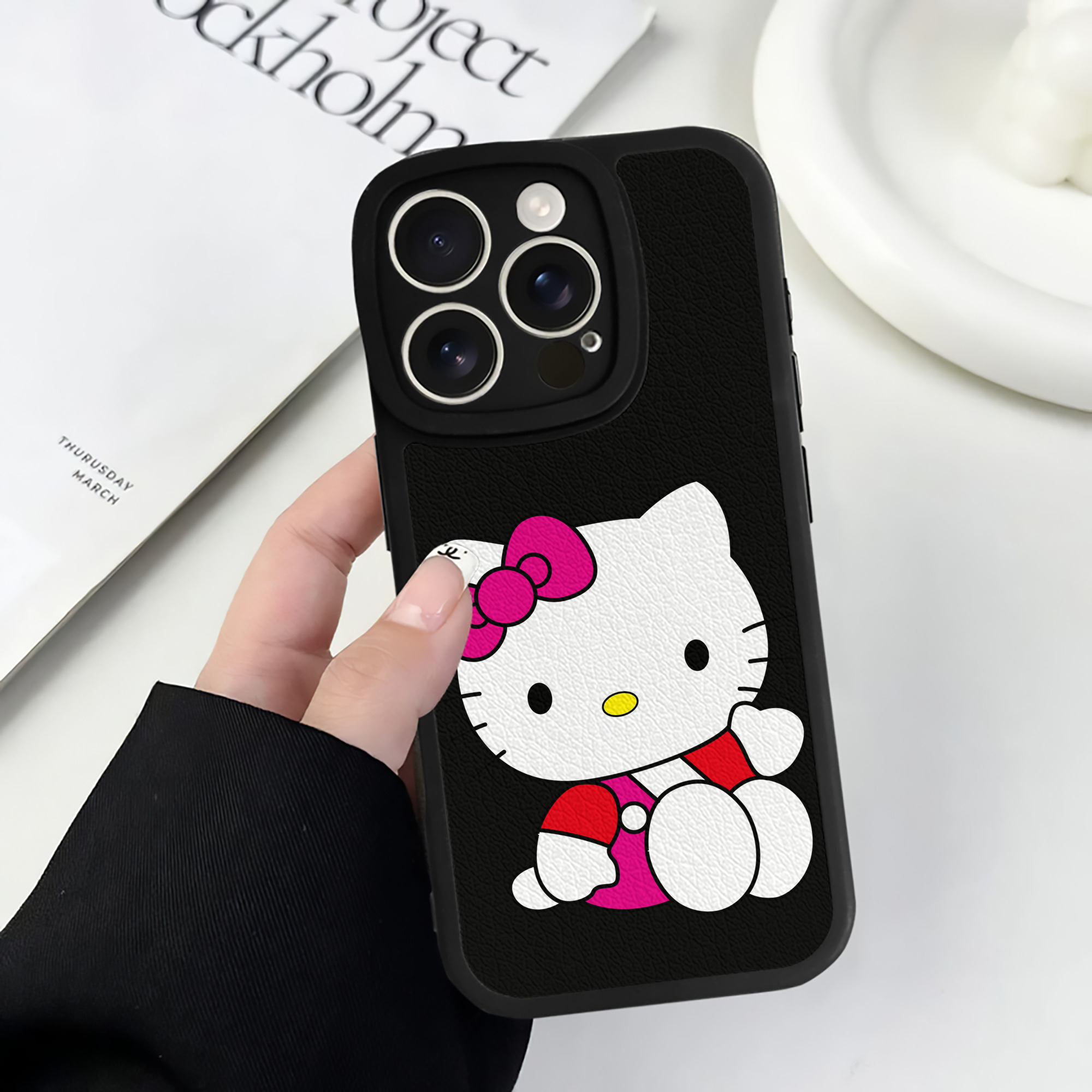（画像用） Hello Kitty ハローキティ 【iPhone 16シリーズ対応】シリコンスマホケース（レザー調） 材質：シリコン